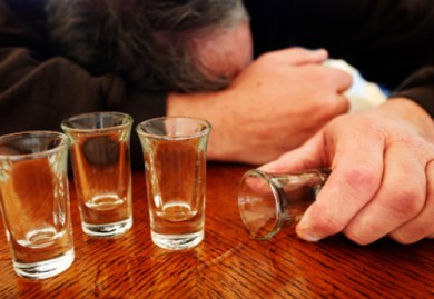 Biến chứng nguy hiểm do nghiện rượu có thể dẫn đến bệnh hoang tưởng